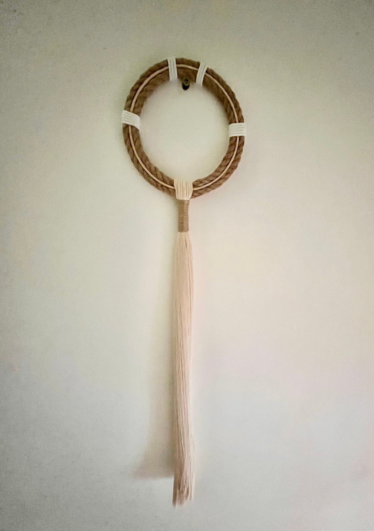 Suspension murale contemporaine en macramé, jute & coton peigné