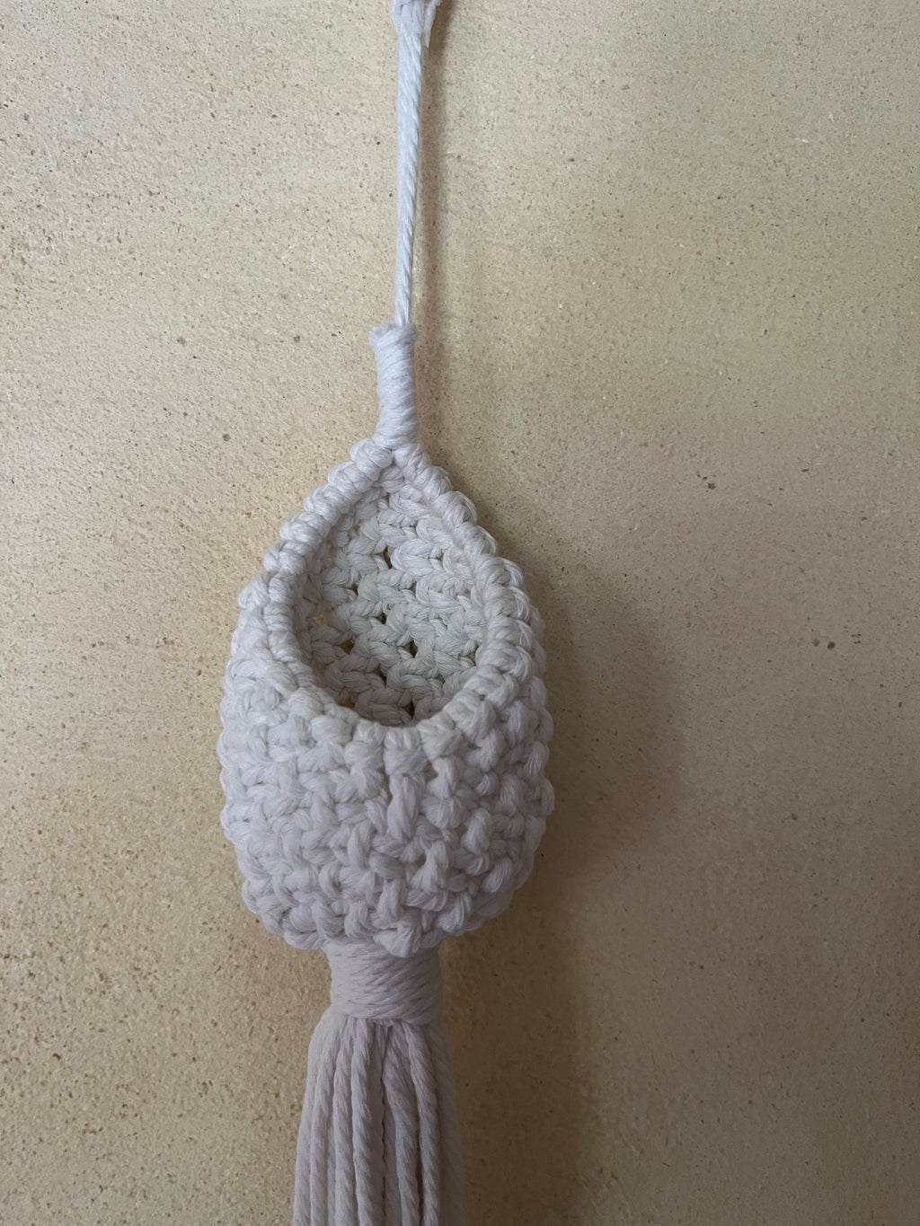 Petite suspension pour fleur en macramé